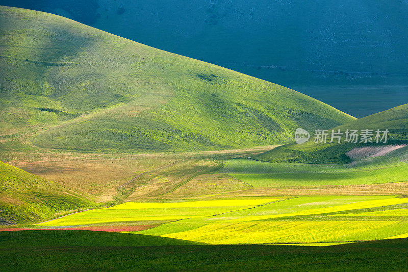 Piano Grande di Castelluccio，位于绿色山丘上的村庄，意大利